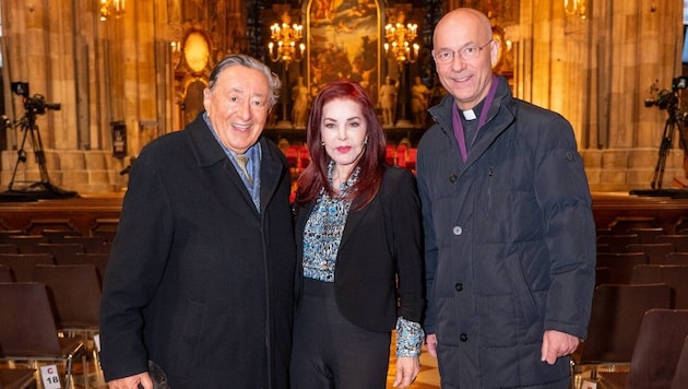 Vor dem letzten Opernball, im Februar 2024, besuchte Lugner noch mit seinem Star-Gast Priscilla Presley den Stephansdom mit Pfarrer Toni Faber (re.).  (Bild: picturedesk.com/Andreas Tischler)