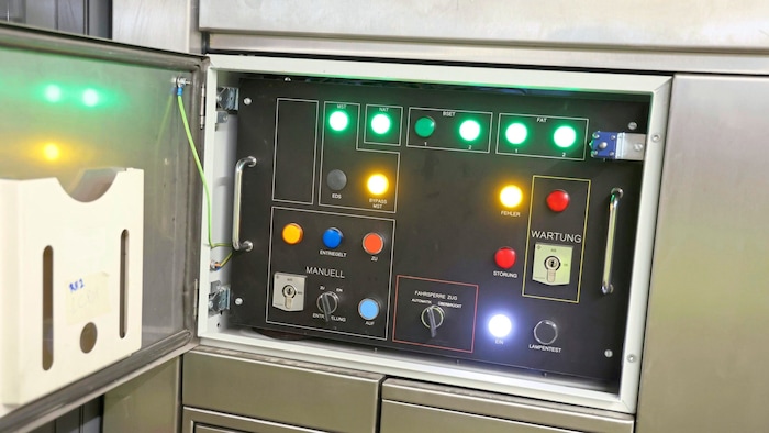 Sollte die Automatik bei den Türen ausfallen, kann hier händisch eingegriffen werden.