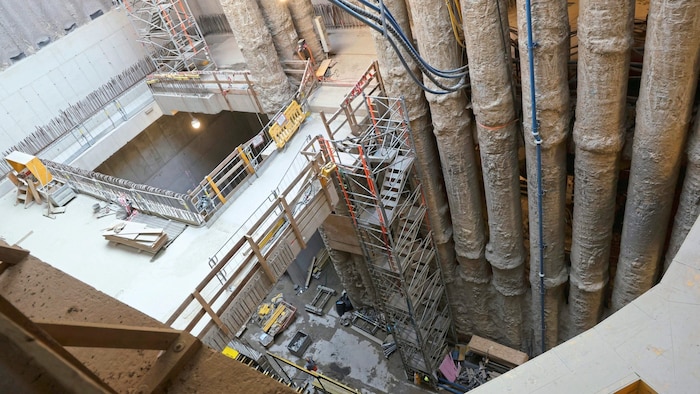 Blick auf die tiefergelegene Baustelle, hier wird die U2 künftig entlangführen. 