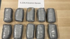 Rund fünf Kilo Heroin sollen die beiden Verdächtigen in dem Auto in der Garage gebunkert haben.  (Bild: LPD Wien)