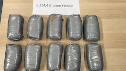 Rund fünf Kilo Heroin sollen die beiden Verdächtigen in dem Auto in der Garage gebunkert haben.  (Bild: LPD Wien)