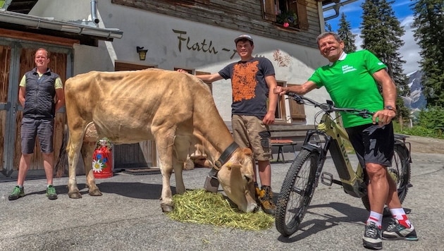 The "cow experts" on the Flathalm in the Oberland: hut owners Emanuel (left) and Marcell (center) with sprightly power cyclist Franz Posch. (Bild: Silberberger Toni)