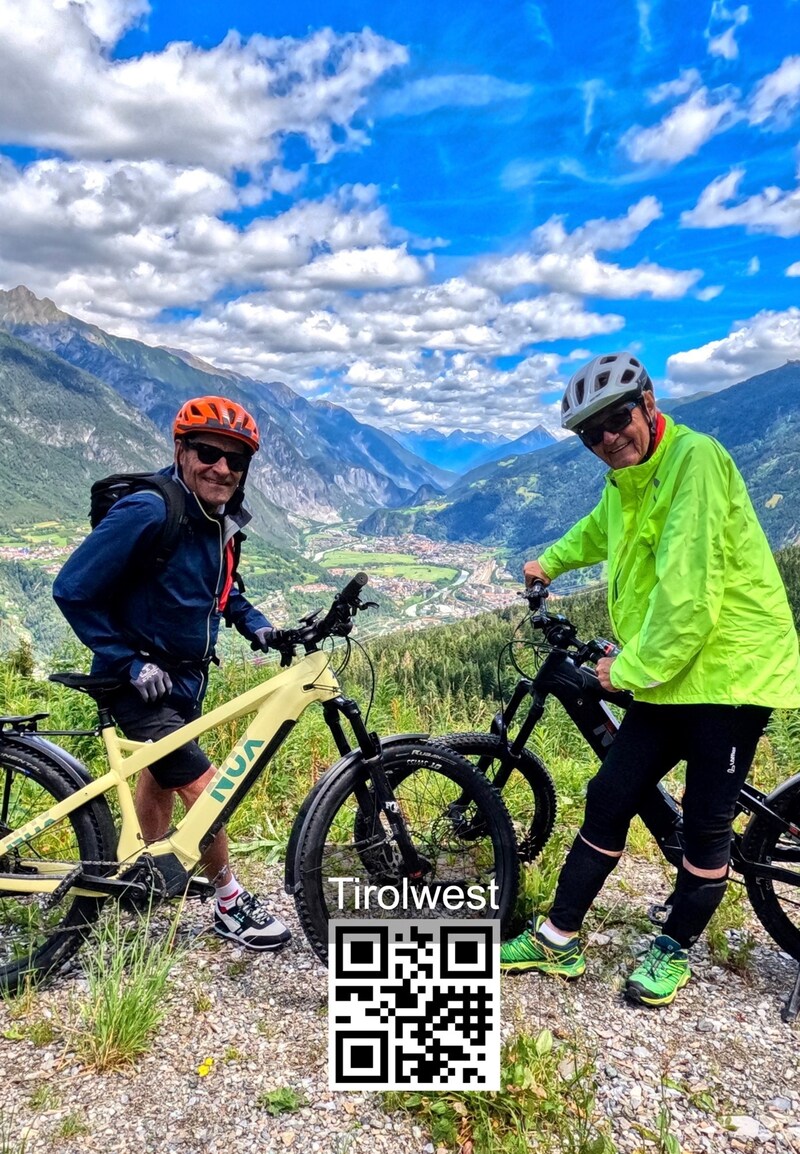 Toni und Franz genießen die schöne Aussicht auf der Tour. (Bild: Silberberger Toni)