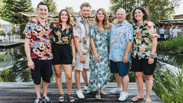 The magicians and mentalists Thommy Ten and Amélie van Tass (center) celebrated their love at a big party - the band "Havibes" from the Ländle was also there. (Bild: Matthias Rauch)