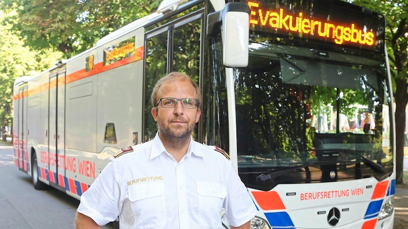 Patrick Aigner, stellvertretender Leiter der Rettungsdienstleitung, zeigt der „Krone“ den neuen Bus der Wiener Berufsrettung. (Bild: Bartel Gerhard)