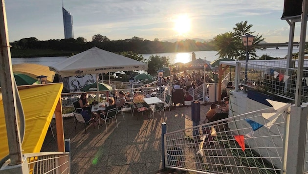 Mit gemütlicher Stimmung direkt an der Donau besticht das Usus am Wasser. (Bild: Usus am Wasser)