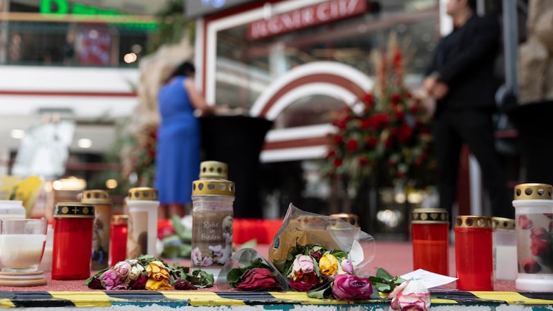 In der Lugner City haben Fans von Richard Lugner die Möglichkeit, Abschied zu nehmen, und sich ins Kondolenzbuch einzutragen. (Bild: APA/TANJA UNGERBÖCK)