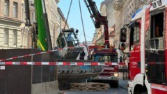 Die Wiener Berufsfeuerwehr musste den Baukran stützen und wieder aufrichten.  (Bild: Wiener Linien)