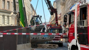 Die Wiener Berufsfeuerwehr musste den Baukran stützen und wieder aufrichten.  (Bild: Wiener Linien)