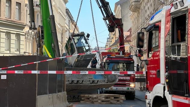 The Vienna professional fire department had to support the construction crane and erect it again. (Bild: Wiener Linien)