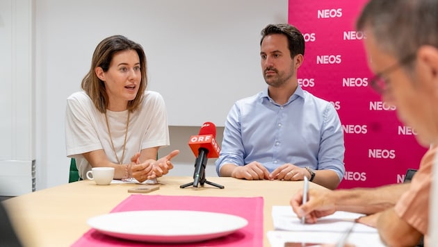 Claudia Gamon und Christoph Wiederkehr bei der PK in Bregenz. (Bild: NEOS Vorarlberg)