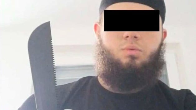 Beran A. recently posted this picture of himself on a social media channel - he wanted to look like the man who carried out a terrorist attack in Vienna in November 2020. "I think the guy is cool", the 19-year-old explained during questioning. (Bild: zVg)