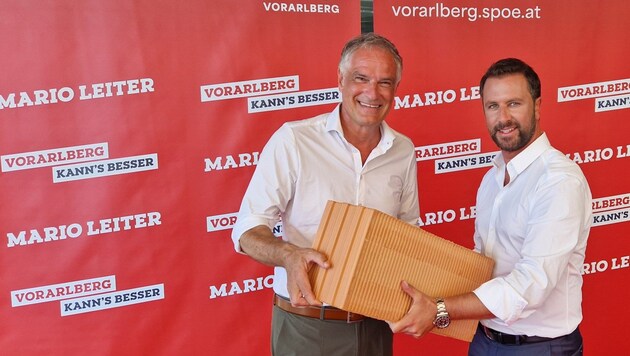 Wird Mario Leiter Wohnbaulandesrat, will er diesen Ziegelstein mit Georg Dornauer verbauen. (Bild: SPÖ Vorarlberg)