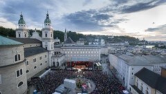 2016 trat Herbert Grönemeyer am Salzburger Residenzplatz auf. Im Jahr 1990 war es Superstar Tina Turner. (Bild: Neumayr/Leo)