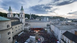 2016 trat Herbert Grönemeyer am Salzburger Residenzplatz auf. Im Jahr 1990 war es Superstar Tina Turner. (Bild: Neumayr/Leo)