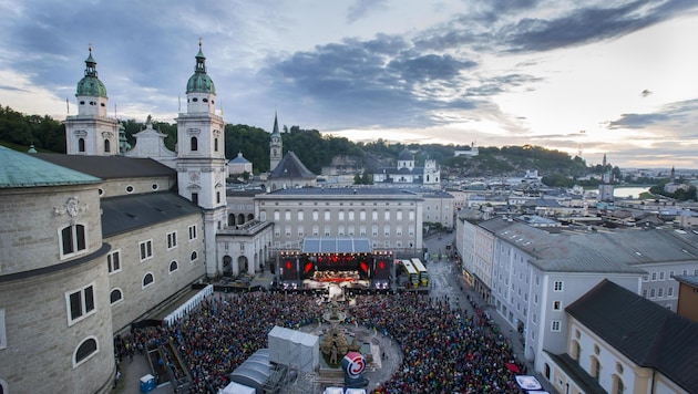 2016 trat Herbert Grönemeyer am Salzburger Residenzplatz auf. Im Jahr 1990 war es Superstar Tina Turner. (Bild: Neumayr/Leo)