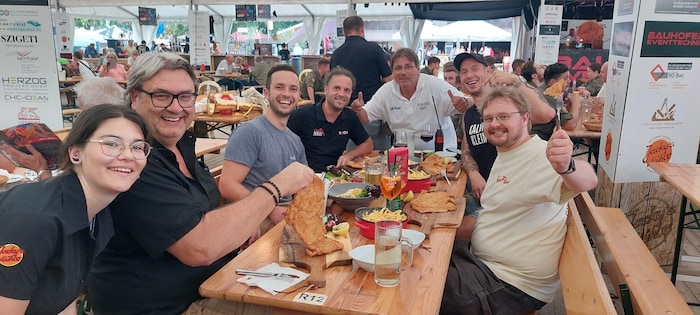Matthias Achs (2.v.li) holte sich mit den Draufgängern ein Riesenschnitzerl im Bierzelt. 