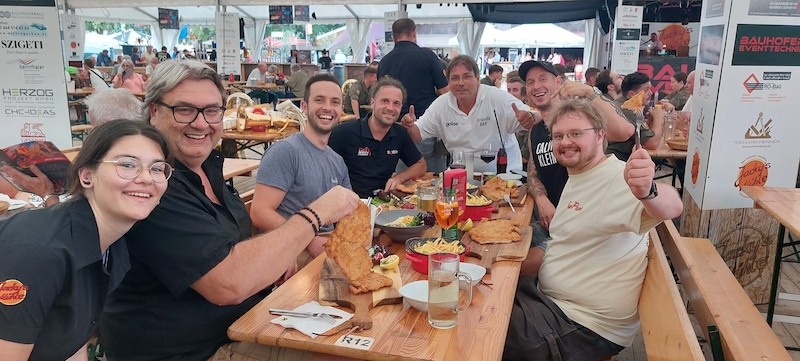 Matthias Achs (2.v.li) holte sich mit den Draufgängern ein Riesenschnitzerl im Bierzelt.  (Bild: Matthias Achs)