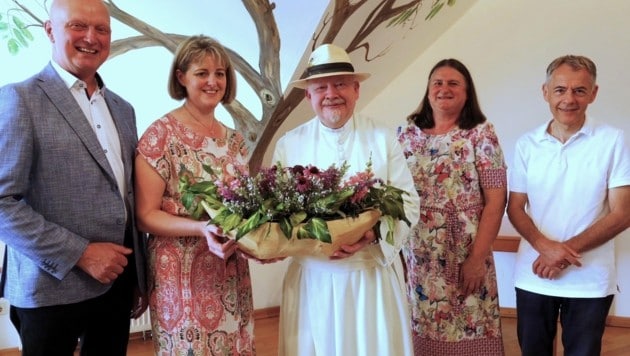 Bürgermeister Walch, die getreuen Mitarbeiter Sonja Stefal und Melitta Blaim sowie Primarius Dr. Karl Anzböck (von links) mit „ihrem“ Kräuterpfarrer Benedikt. (Bild: Alfred Pech)