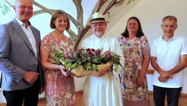 Bürgermeister Walch, die getreuen Mitarbeiter Sonja Stefal und Melitta Blaim sowie Primarius Dr. Karl Anzböck (von links) mit „ihrem“ Kräuterpfarrer Benedikt. (Bild: Alfred Pech)