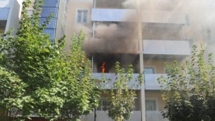 Dichter Rauch drang aus der brennenden Wohnung. (Bild: Feuerwehr Linz)