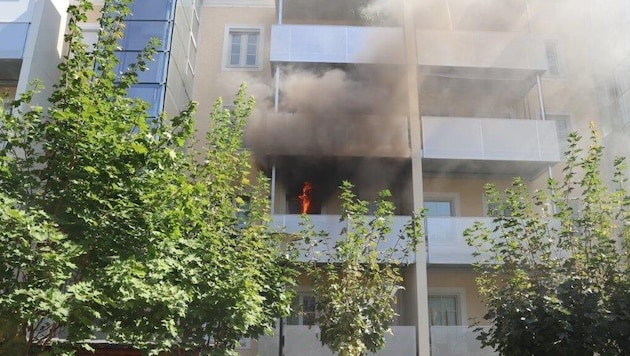 Dense smoke was coming from the burning apartment. (Bild: Feuerwehr Linz)