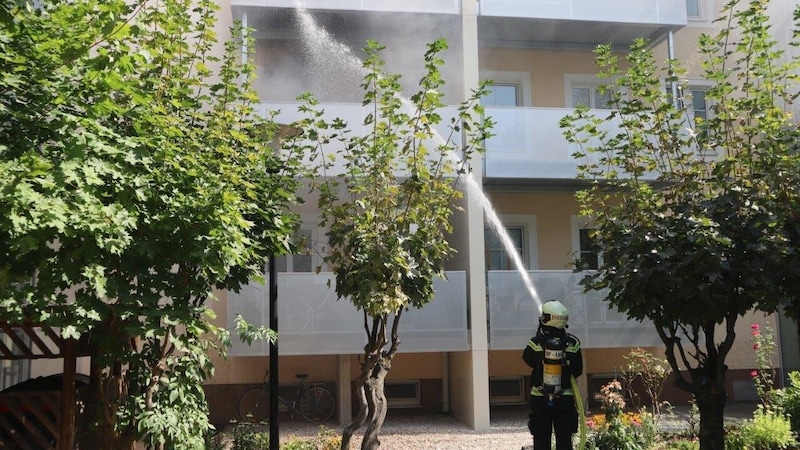 Auch von Außen wurde gelöscht. (Bild: Feuerwehr Linz)