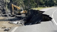 Ein Teil der Wagrainer Bundesstraße wurde weggerissen. (Bild: Land Salzburg)