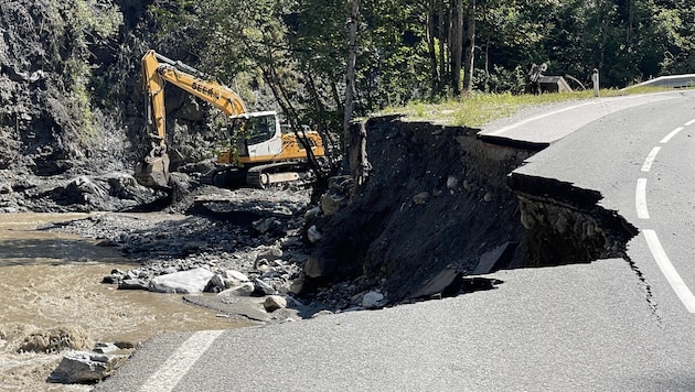 Part of the Wagrain main road has been torn away. (Bild: Land Salzburg)