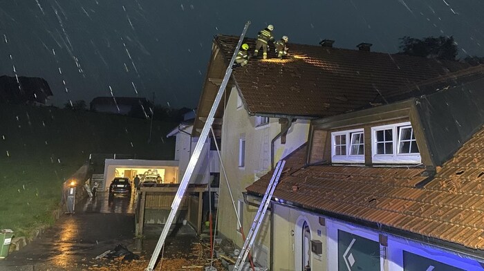 Ein Blitz schlug in ein Wohnhaus in Hallwang ein.