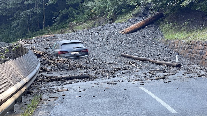 Auch Autos wurden von Muren erfasst, wie hier auf der Wagrainer Straße. (Bild: Land Salzburg)