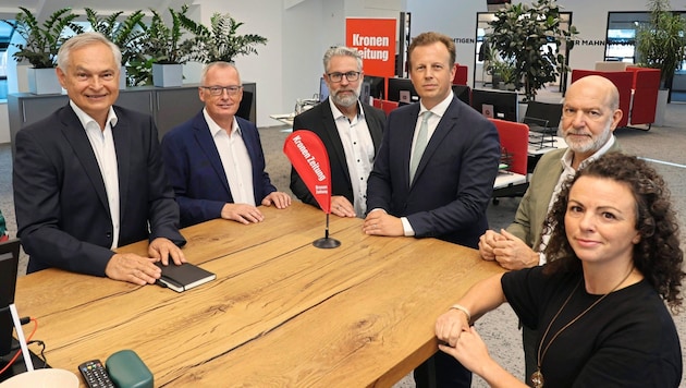 „Krone“-Chefredakteur Klaus Herrmann (2. v. li.) und Redakteurin Monika König-Krisper luden zum Runden Tisch in den „Steirerkrone“-Newsroom. (Bild: Jauschowetz Christian/Christian Jauschowetz)