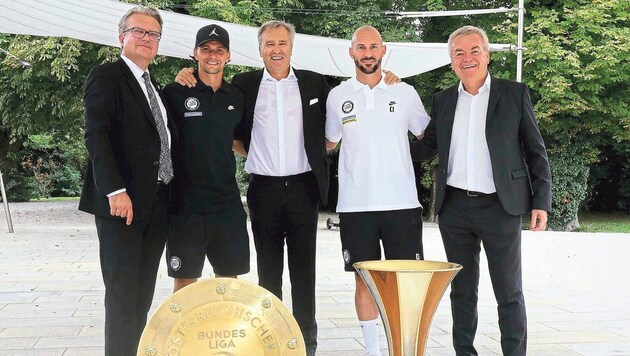 What a season! Governor Drexler (l.) and Provincial Councillor Lang (r.) invited Hierländer, Jauk, Ilzer &amp; Co. to the double award ceremony in the Orangery of Graz Castle. (Bild: GEPA/GEPA pictures)