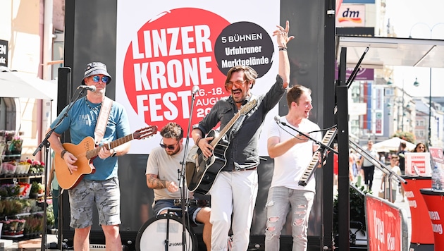 Zu heiß für eine Party? Fehlanzeige! „Alle Achtung“ ließ es beim Warm-up am Taubenmarkt krachen. (Bild: Wenzel Markus)