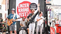 Zu heiß für eine Party? Fehlanzeige! „Alle Achtung“ ließ es beim Warm-up am Taubenmarkt krachen. (Bild: Wenzel Markus)