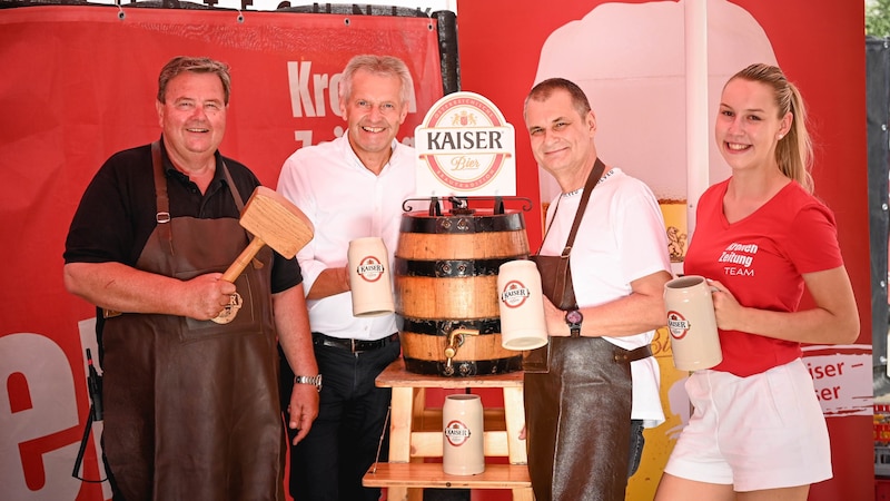 KOOP-Chef Didi Recknagl (l.), Josef Paukenhaider (M.) von der Brauunion, „OÖ-Krone“-Redaktionskoordinator Harald Kalcher und „Krone“-Girl Johanna beim Bieranstich am Mittwochnachmittag. (Bild: Wenzel Markus)