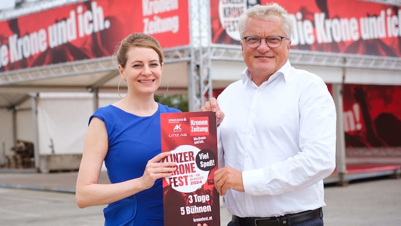 Bürgermeister Klaus Luger, hier mit Alexandra Halouska, nahm seine Videobotschaft am Festgelände auf.  (Bild: Einöder Horst)