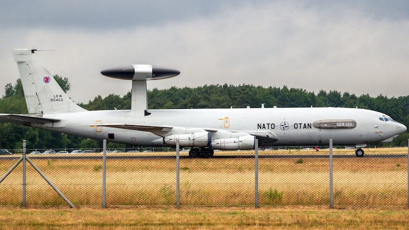 Ein Flugzeug beim NATO-Stützpunkt Geilenkirchen (Bild: stock.adobe.com/VanderWolf Images)