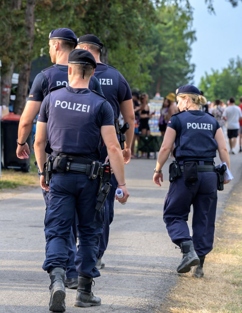 Auch ein Großaufgebot von Polizistinnen und Polizisten sorgt bei dem Festival für Sicherheit.  (Bild: Attila Molnar)