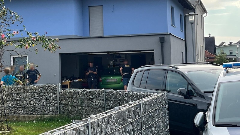 Tatort des aktuellen Familiendramas (NÖ), wo Polizisten den Garagenbereich des Mordhauses absperrten.  (Bild: Sandra Ramsauer, Krone KREATIV)