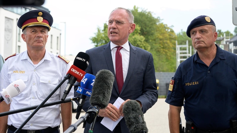 Innenminister Gerhard Karner beim Besuch auf dem Festival-Gelände (Bild: Molnar Attila)