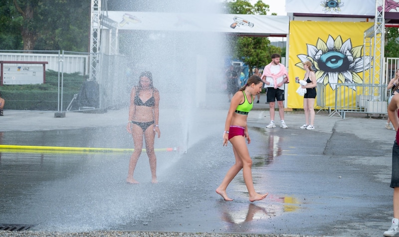 Refreshment was the order of the day - Frequency fans braved the heat. (Bild: Molnar Attila)