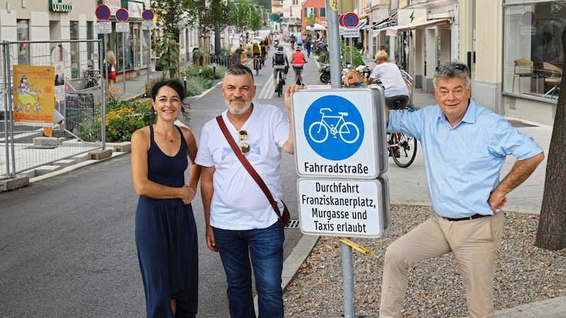 Die kleine Neutorgasse als neue Fahrradstraße, das gefällt den Grünen: Landeschefin Sandra Krautwaschl, der Grazer Klubobmann Karl Dreisiebner und Vizekanzler Werner Kogler. (Bild: Jauschowetz Christian/Christian Jauschowetz)