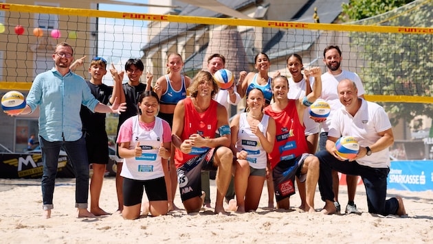 Profis Xandi Huber und Felix Friedl mit Bürgermeister Albel, Stadtmarketing Chef Bechler, Veranstalter Marcus Mitzner, Autohauschef Martin Mayerhofer und den Nachwuchsspielern vom Askö Villach. (Bild: Julian Pirker)