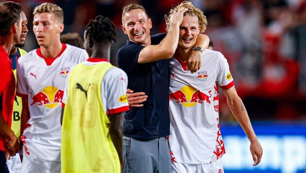 Lijnders (left) hugged Kjaergaard. (Bild: GEPA pictures/ Pro Shots/ Niels Boersema)