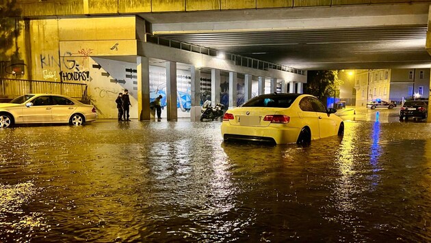 Aufgrund eines hängengebliebenen Pkws musste die Schwarzstraße kurzzeitig gesperrt werden. (Bild: Markus Tschepp/Markus Tschepp, Krone KREATIV)