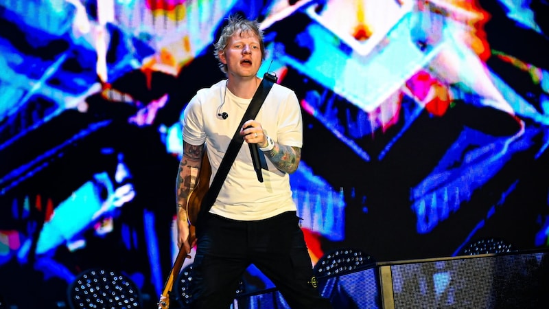 Even a seasoned superstar like Ed Sheeran worked up quite a sweat in the sweltering temperatures. (Bild: Andreas Graf)