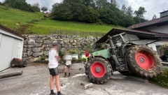 Am Vorplatz des Wohnhauses kam der Traktor zum Stillstand. (Bild: ZOOM Tirol/Krone KREATIV)