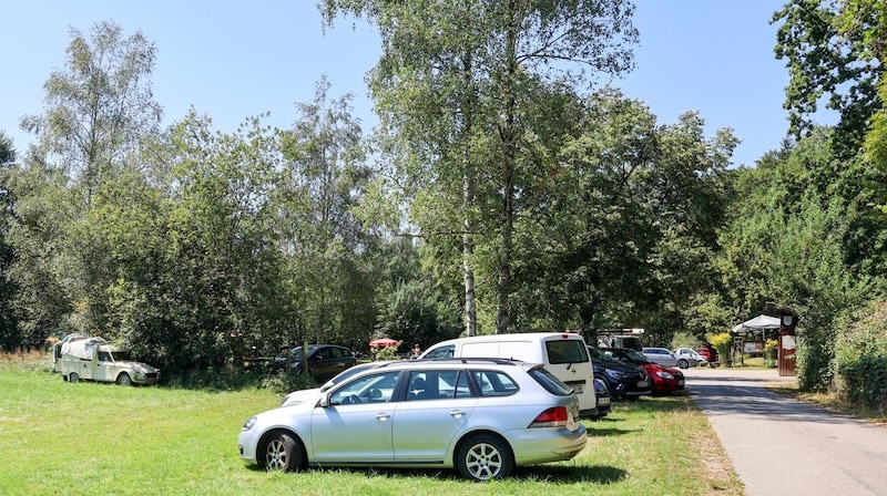 Am Höllerersee gibt es nur noch wenige Stellplätze für Pkw. (Bild: Scharinger Daniel)