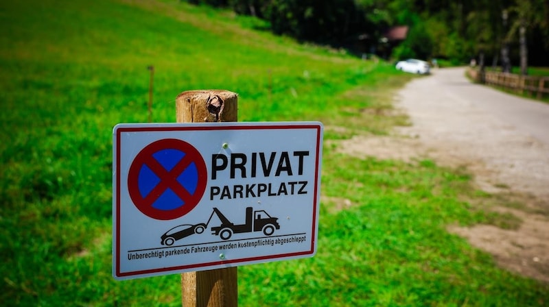 Die neue Parkplatzsituation ärgert viele Badegäste.   (Bild: Scharinger Daniel)